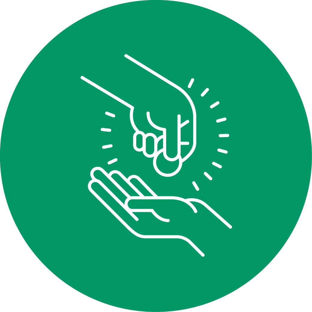 Icon mit zwei Händen und einem Geschenk als Symbol für Mitarbeiter:innengeschenke und kleine Aufmerksamkeiten als Zeichen der Wertschätzung.