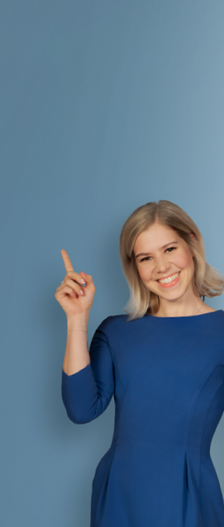 Eine lächelnde Person mit schulterlangem blondem Haar trägt ein königsblaues Kleid und zeigt mit dem erhobenen Zeigefinger nach oben links. Der Hintergrund ist ein hellblauer Farbverlauf.