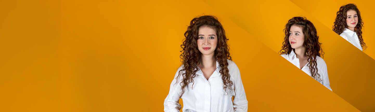 Banner mit orangefarbenem Verlaufshintergrund. Im Vordergrund steht eine Person mit langen, lockigen braunen Haaren in einer weißen Bluse und dunkelblauen Hose. Sie blickt direkt in die Kamera und steht mit den Händen in den Hosentaschen. Rechts oben sind zwei kleinere Ausschnitte derselben Person als gestalterische Elemente eingebunden, darunter ein seitliches Porträt.