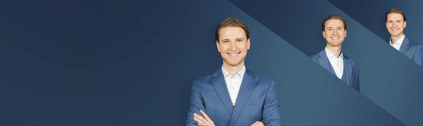 Banner mit dunkelblauem Verlaufshintergrund. Im Vordergrund steht eine lächelnde Person mit kurzen, zurückgekämmten Haaren in einem hellblauen Anzug über einem weißen Hemd. Sie steht mit verschränkten Armen vor der Kamera. Rechts oben sind zwei kleinere Ausschnitte derselben Person als gestalterische Elemente eingebunden.