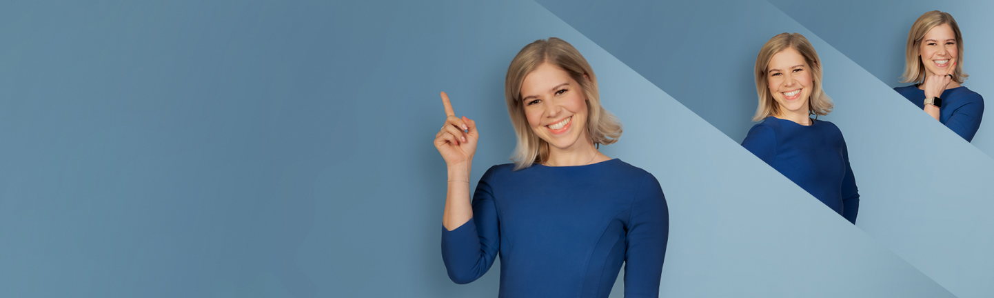 Banner mit hellblauem Verlaufshintergrund. Im Vordergrund steht eine lächelnde Person mit schulterlangem blondem Haar in einem königsblauen Kleid. Sie zeigt mit dem erhobenen Zeigefinger nach oben links auf den freien Bereich. Rechts oben sind zwei kleinere Ausschnitte derselben Person als gestalterische Elemente eingebunden.