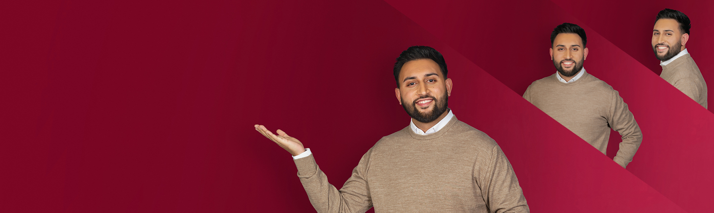 Banner mit dunkelrotem Verlaufshintergrund. Im Vordergrund steht eine lächelnde Person in einem beigen Pullover über einem weißen Hemd und schwarzer Hose. Sie hält eine Hand geöffnet nach oben. Rechts oben sind zwei kleinere Ausschnitte derselben Person als gestalterische Elemente eingebunden.