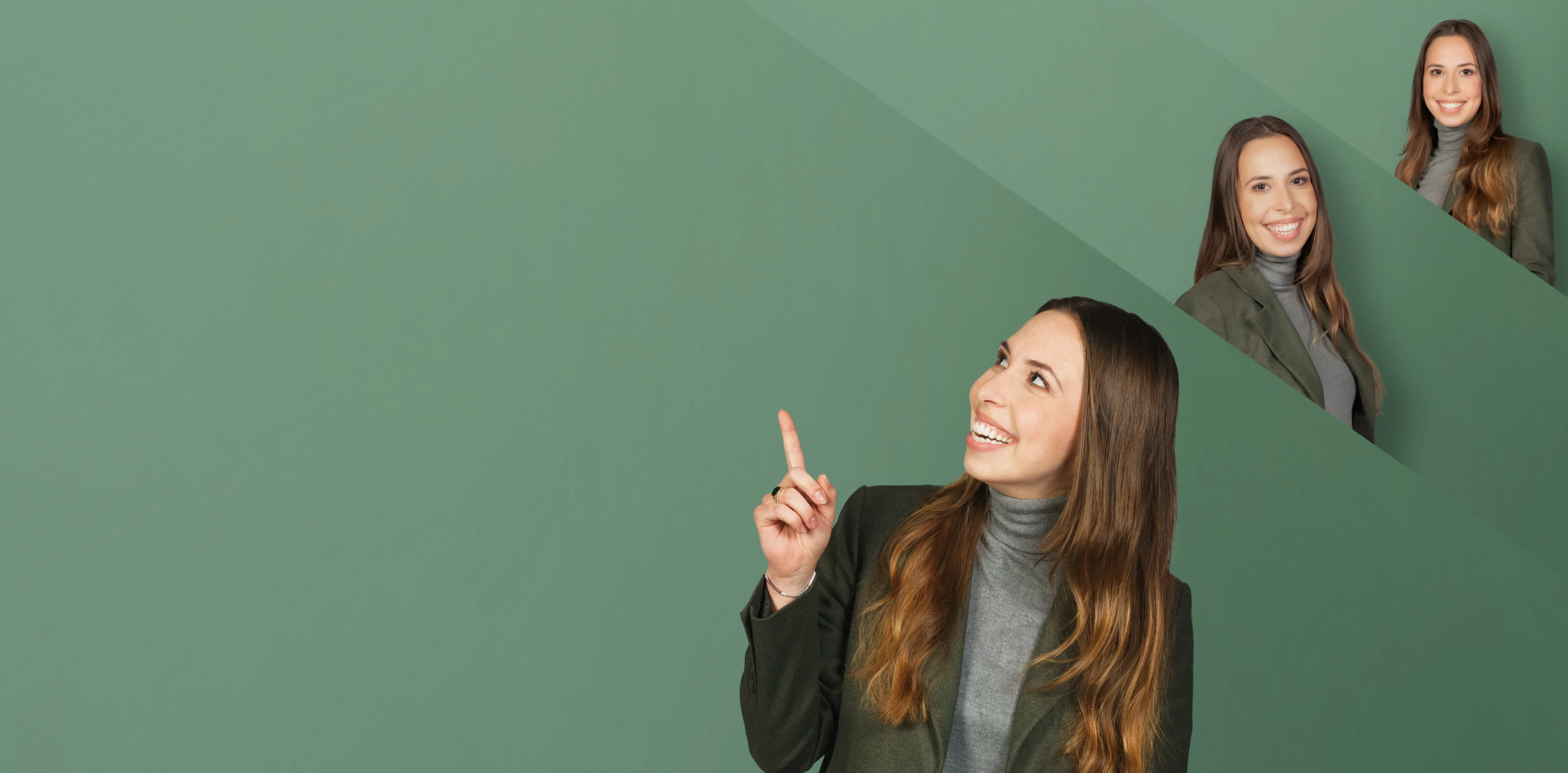 Lächelnde Frau im Business-Outfit, die nach oben zeigt, dreifach auf einem grünen, geometrisch gestalteten Hintergrund dargestellt.