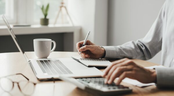 Personalverrechnung - Laptop und Taschenrechner