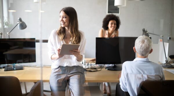 Verwaltung 3 Personen im Büro